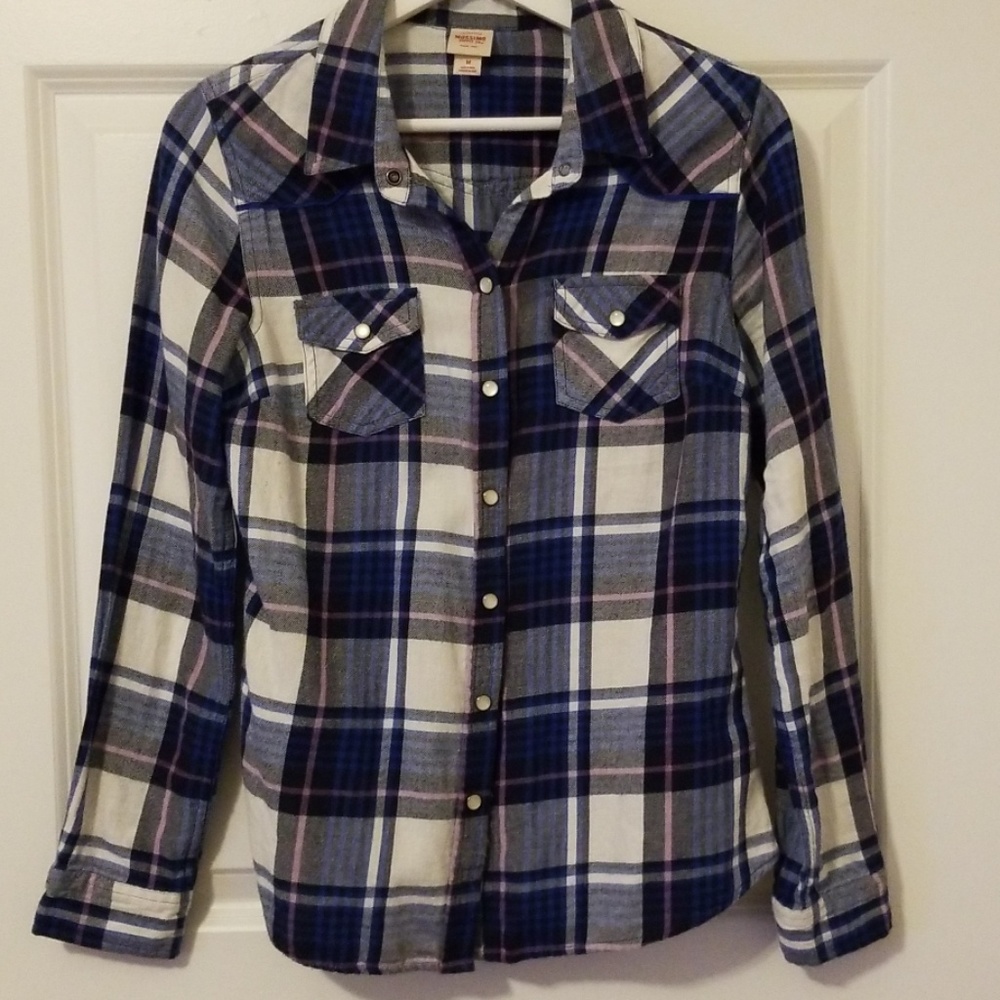 Lightweight flannel-like Mossimo top!